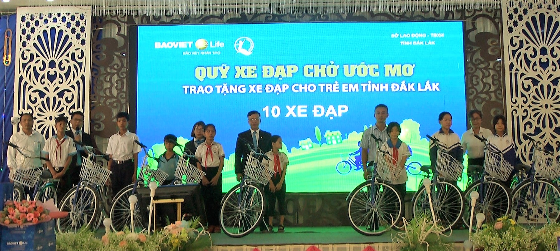 Công ty Bảo Việt Nhân thọ trao học Bổng “ Quỹ xe đạp chở ước mơ” cho các em học sinh nghèo hiếu học tại huyện Ea Kar.